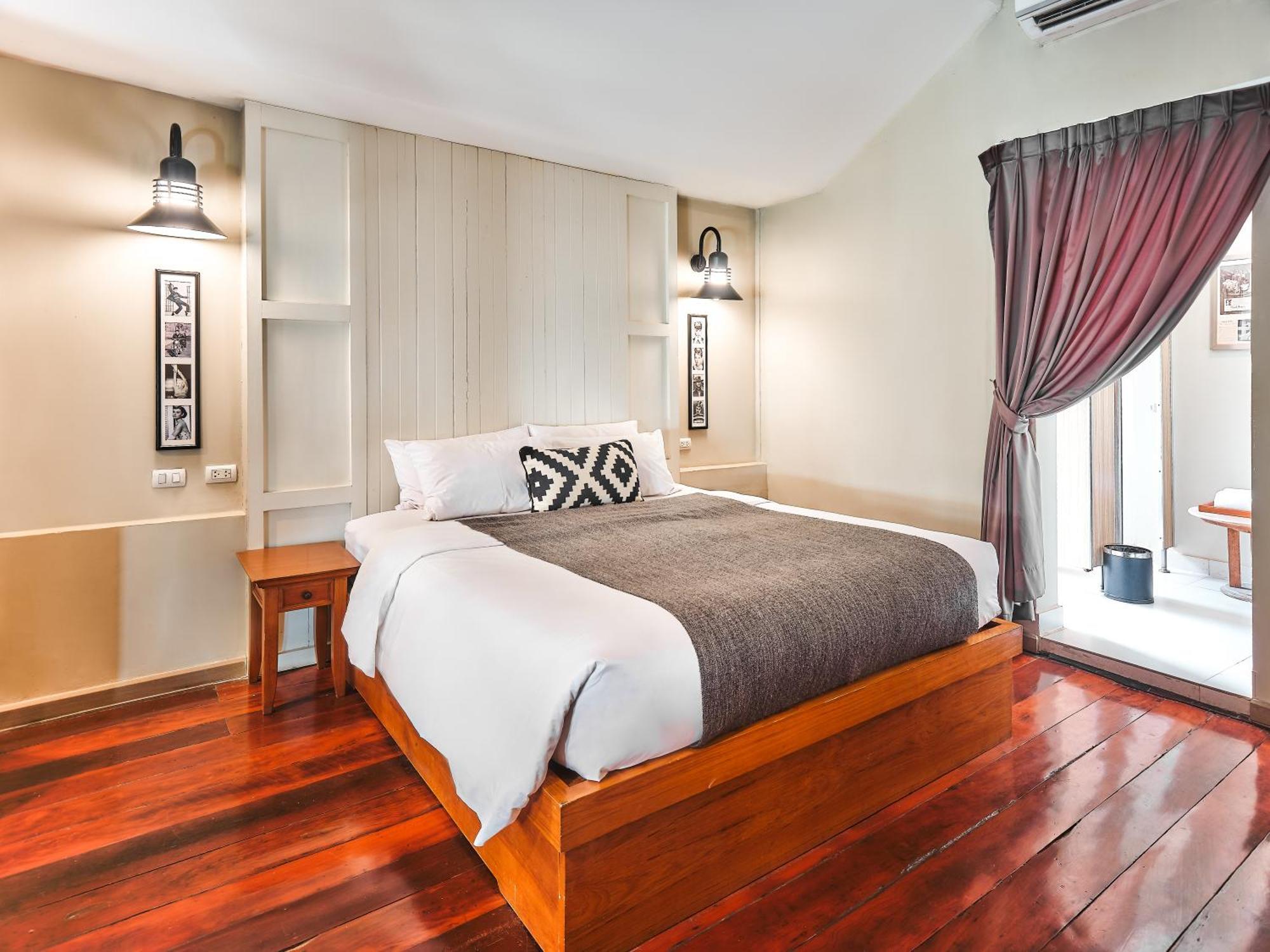 Prince Theatre Heritage Stay Hostel - Silom Bangkok Exterior photo