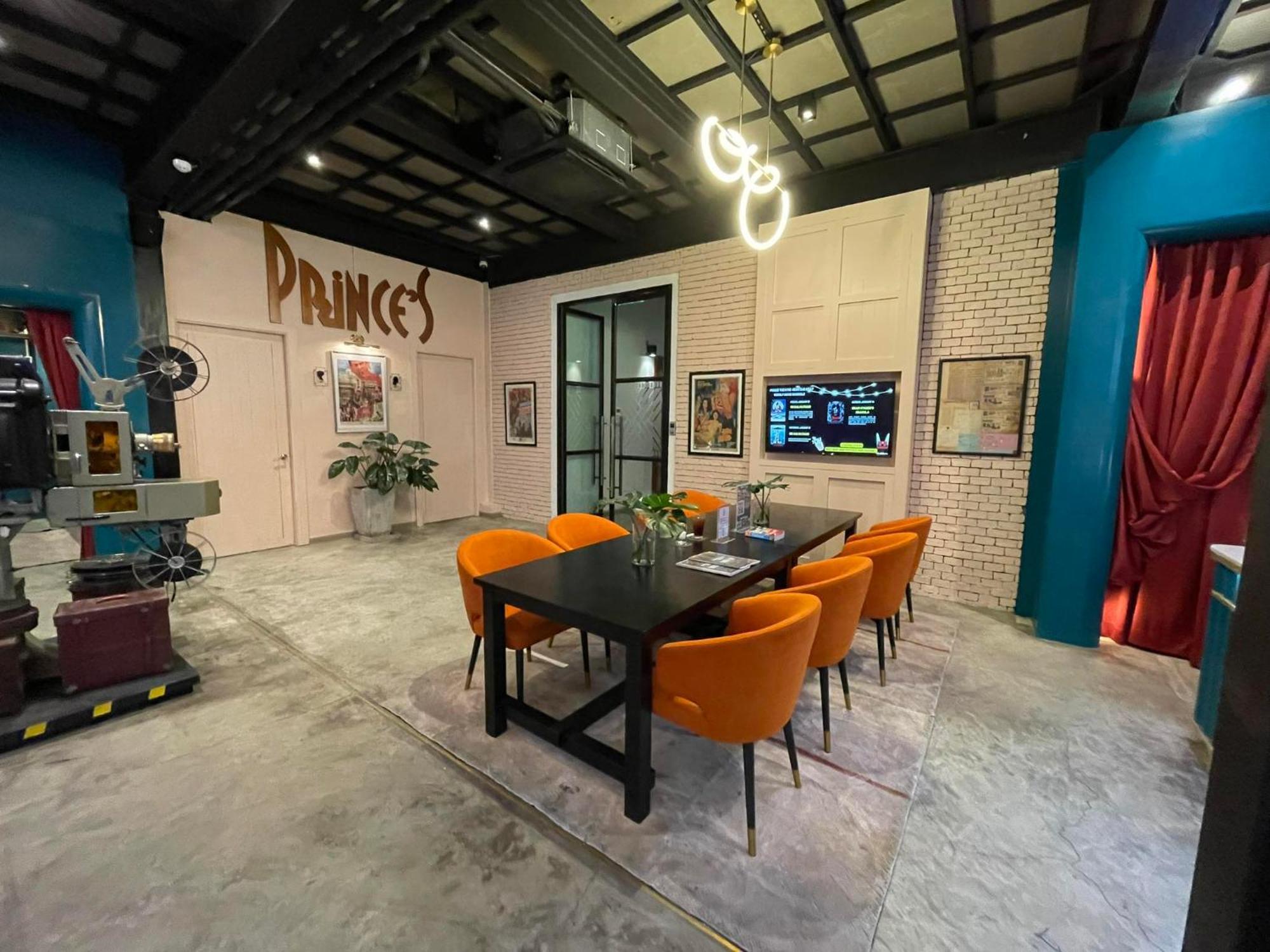 Prince Theatre Heritage Stay Hostel - Silom Bangkok Exterior photo